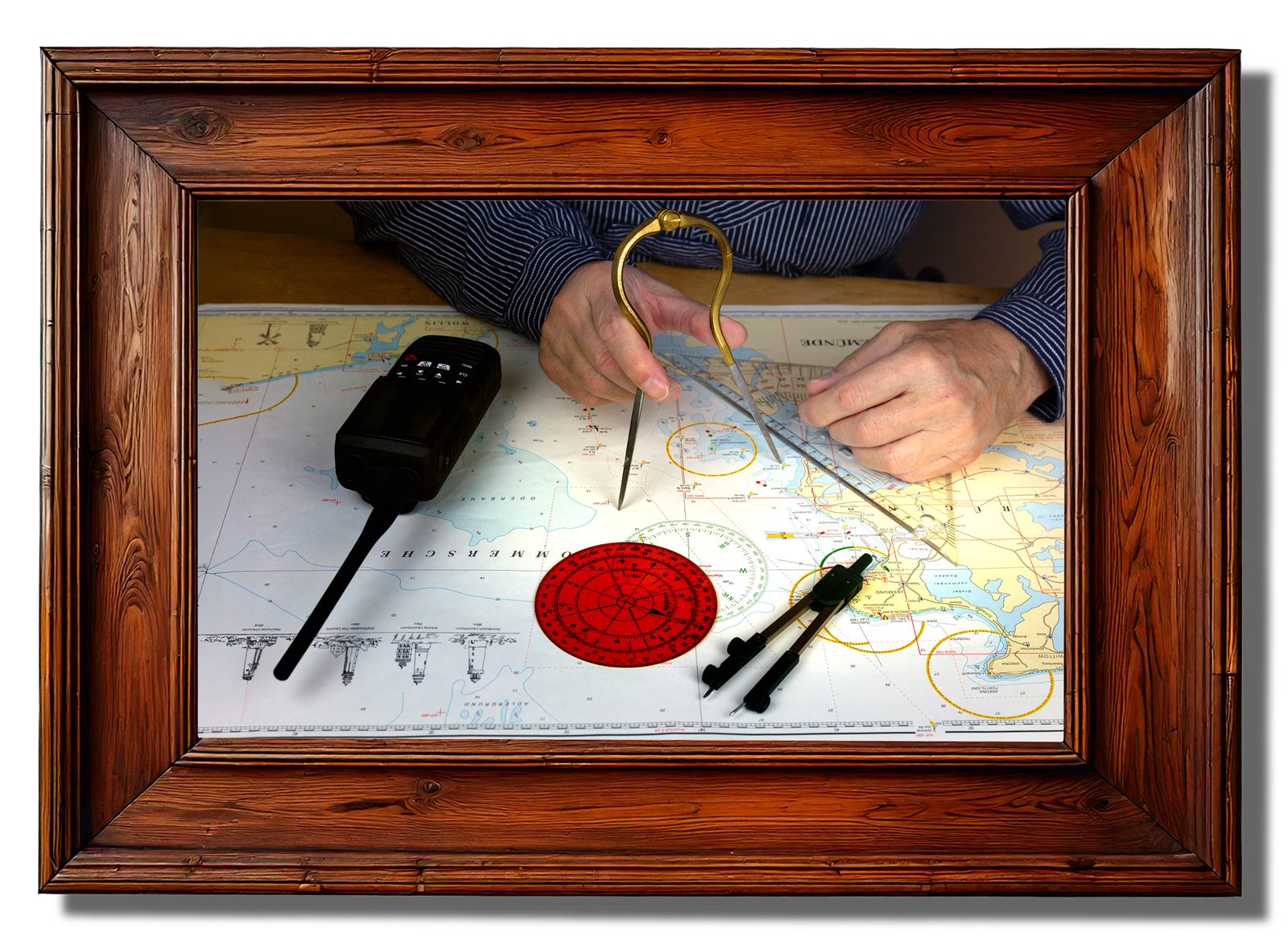 Seekarte mit Funkgerät und Zirkel und einem Mann mit Fischerhemd