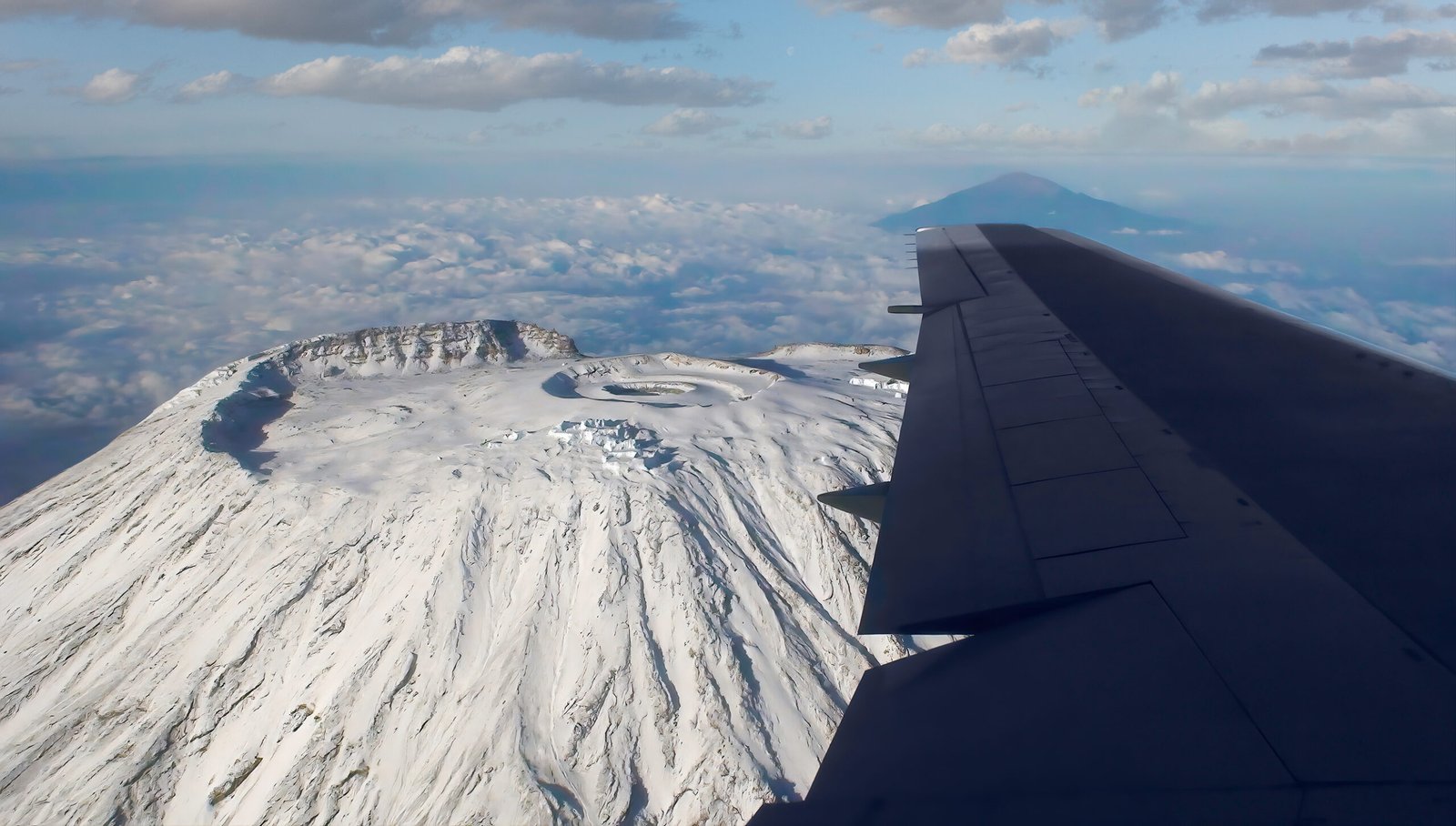 Der schneebedeckte Gipfel des Kilimandscharo aus der Luft fotografiert