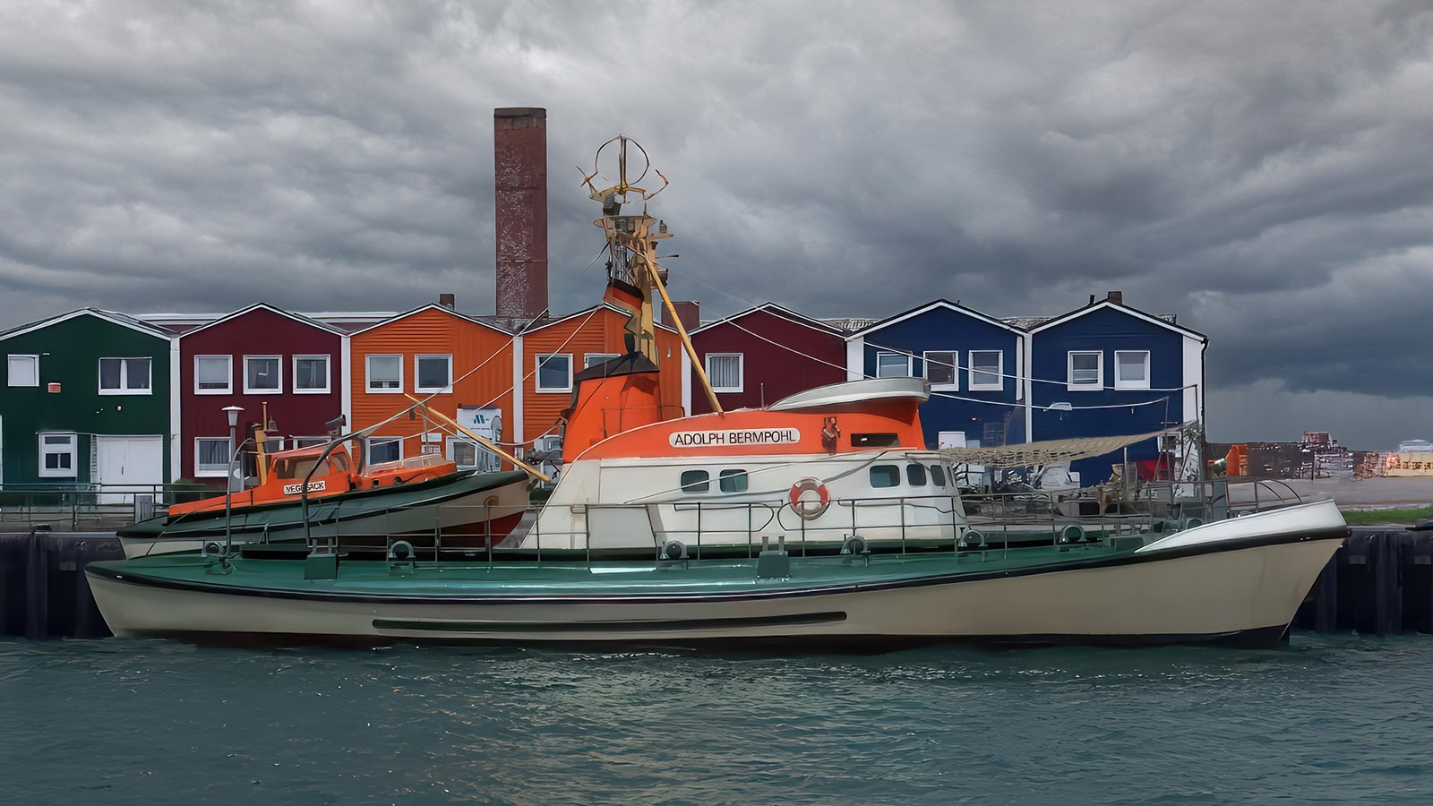 Seenotrettungskreuzer am Kai in Helgoland