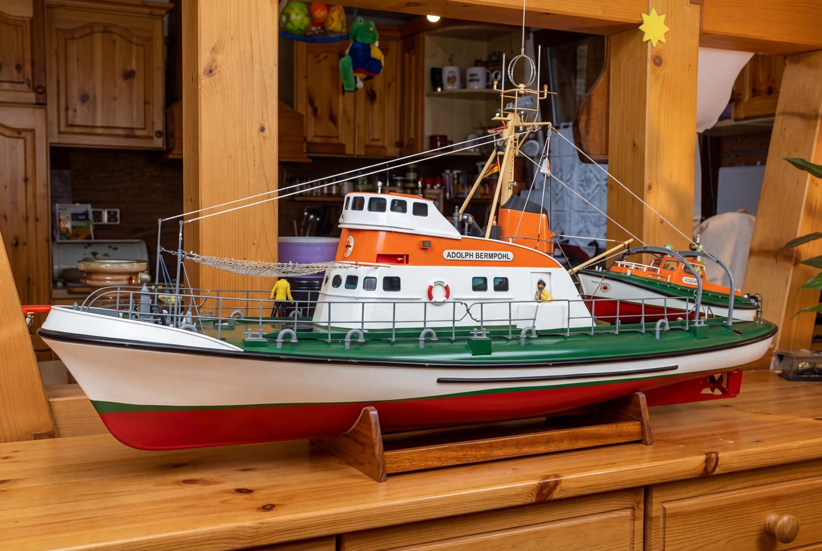 Seenotrettungskreuzer Adolph Bermpohl als Modell auf einem Sideboard
