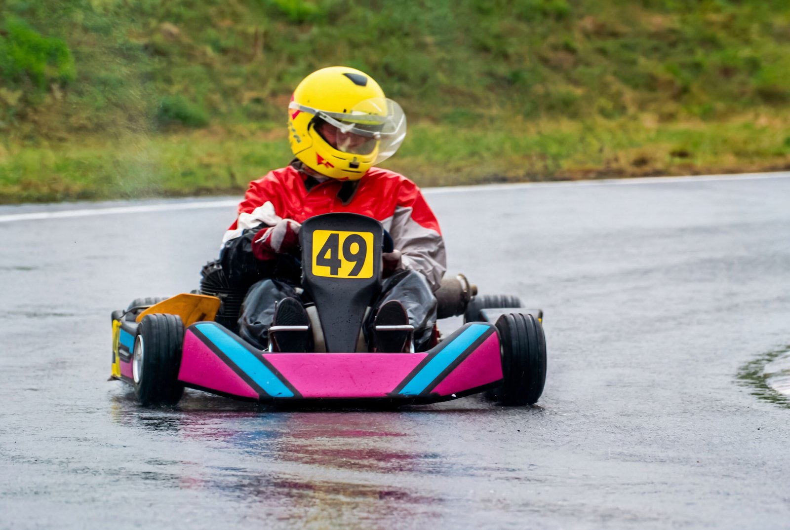 Kart im Regenrennen auf einer Kartrennstrecke