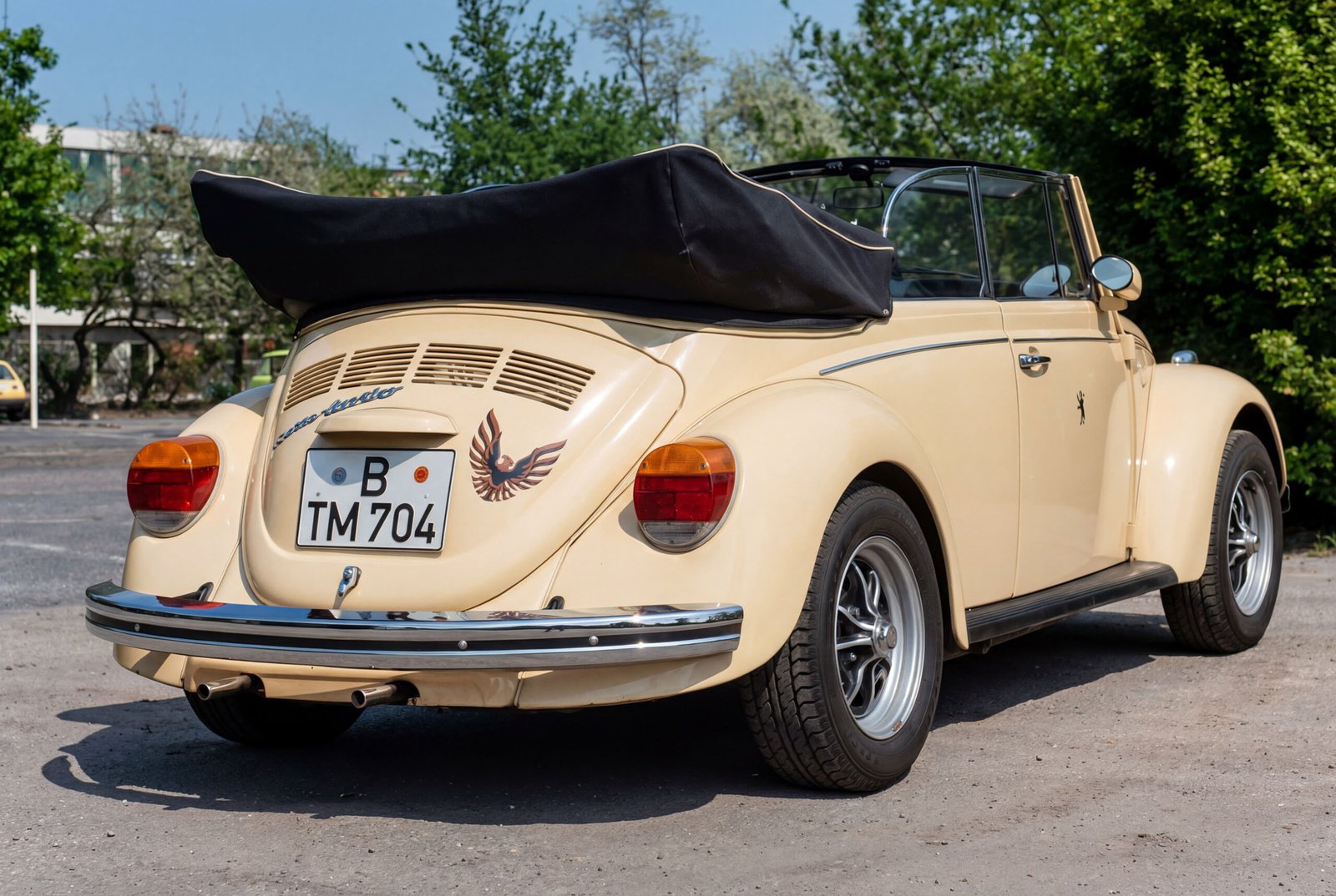 VW Käfer Cabrio von hinten beige mit Adleremblem