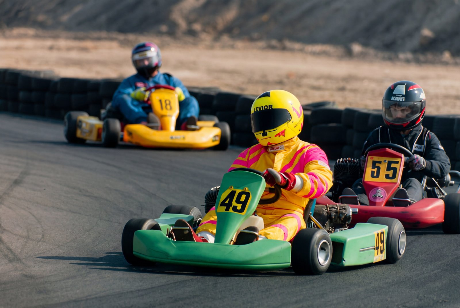 Rennkart auf der Rennstrecke Jüterbog mit anderen Karts im Rennen