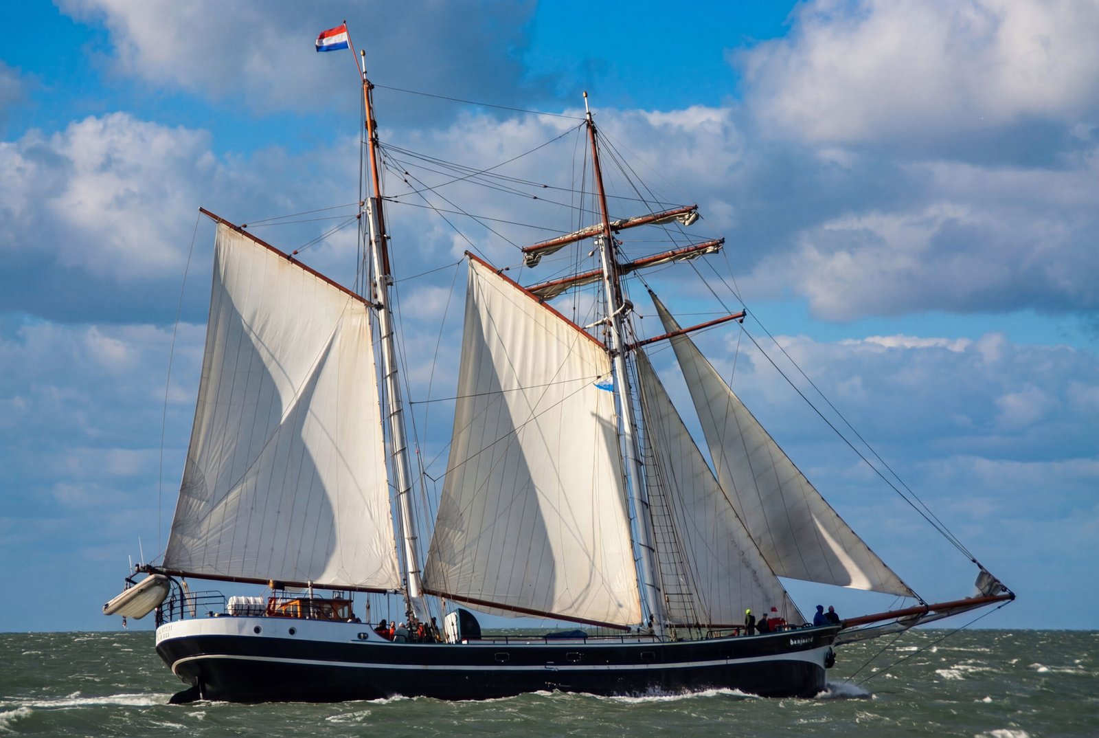 Segelschiff auf See, Traditionssegler Banjaard vor der Küste von Harlingen