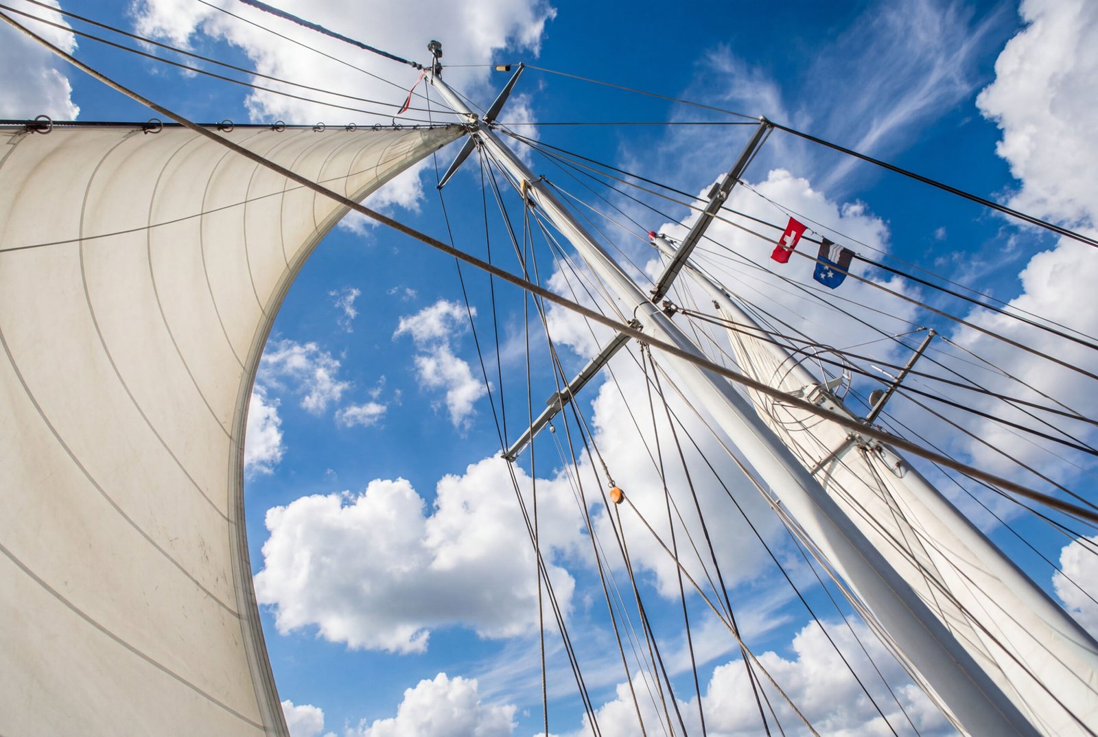 Blick von unten nach oben in die Segel eines Traditionsseglers