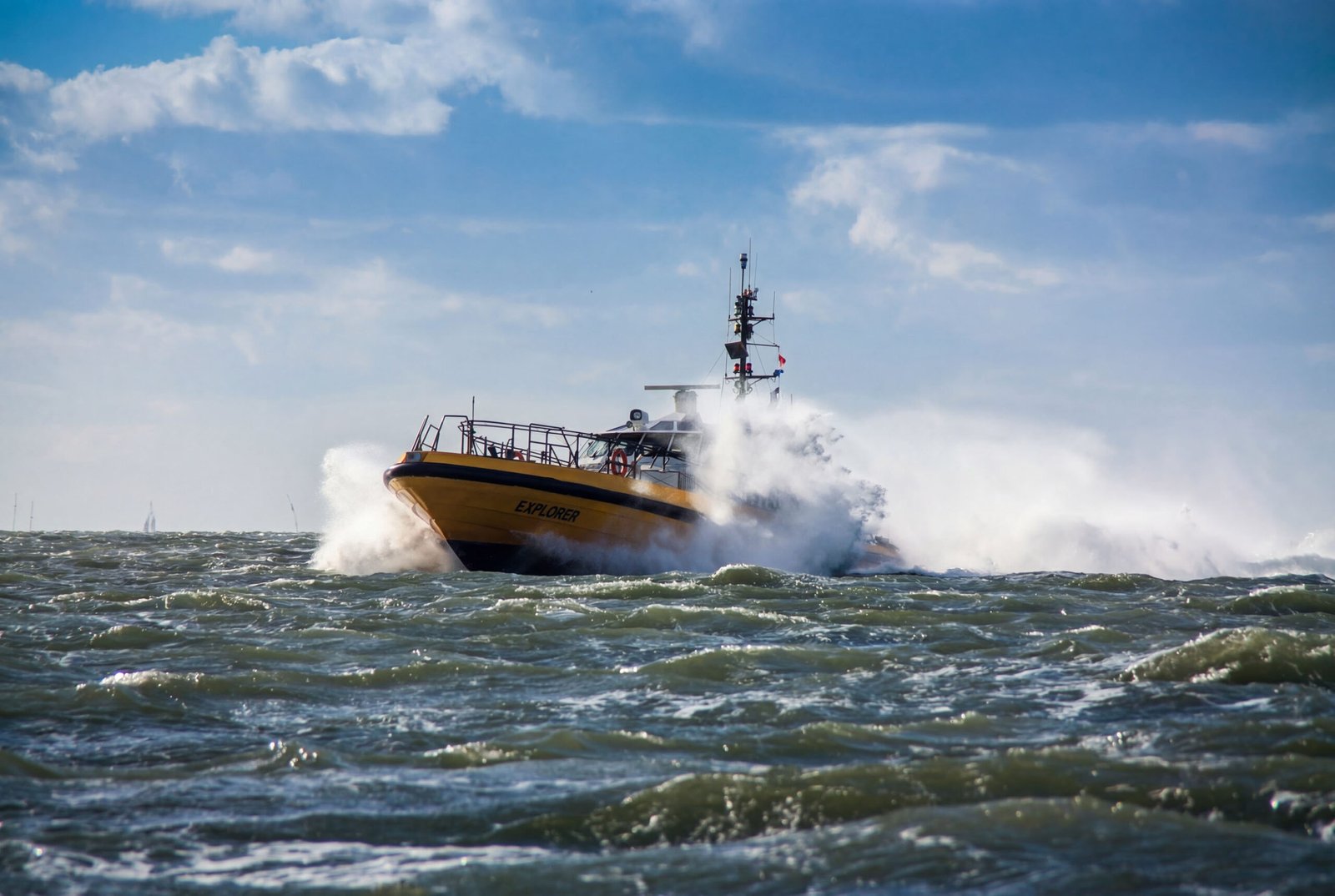 Lotsenboot vor der Küste