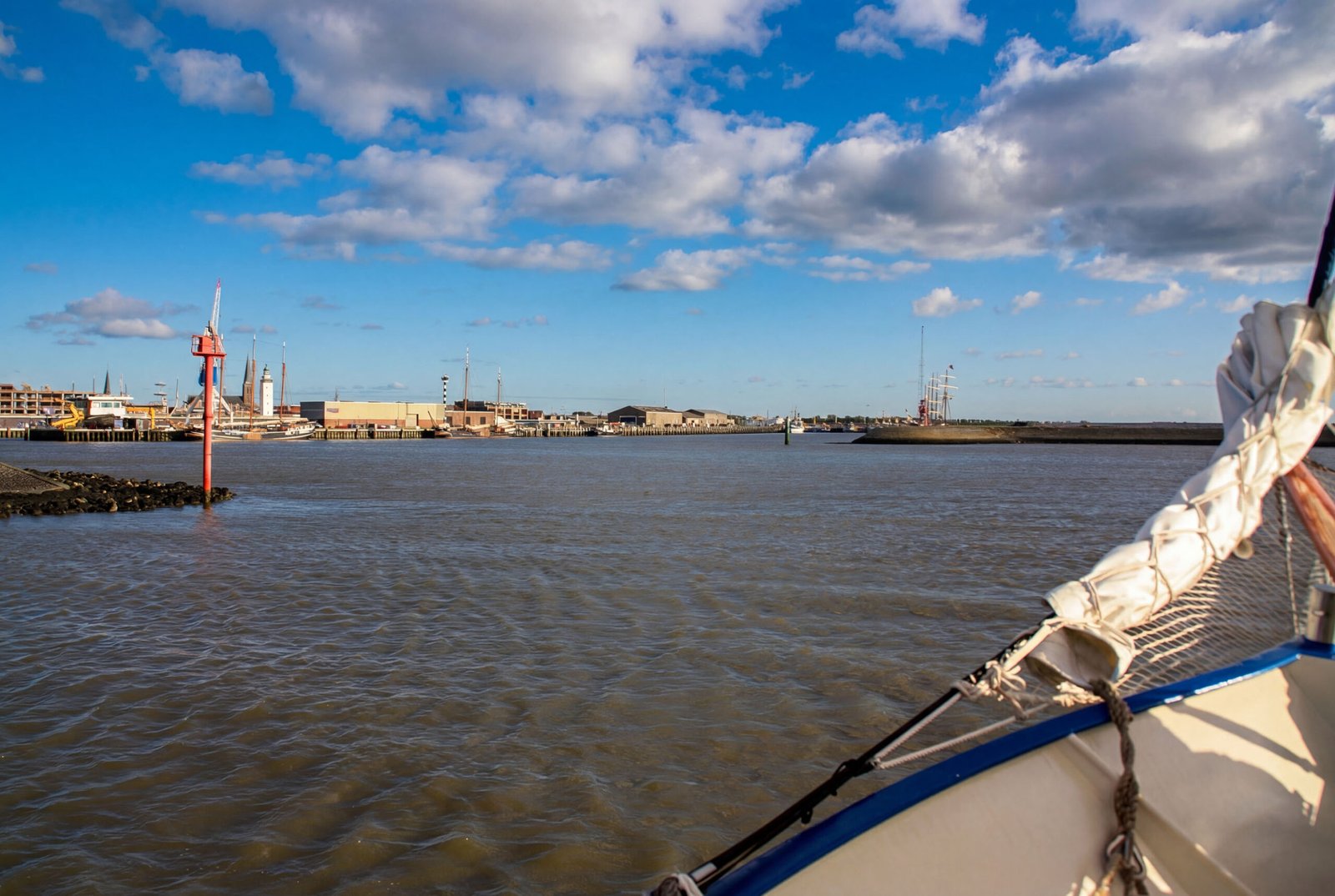 Hafeneinfahrt von Harlingen mit Bug von Segelschiff