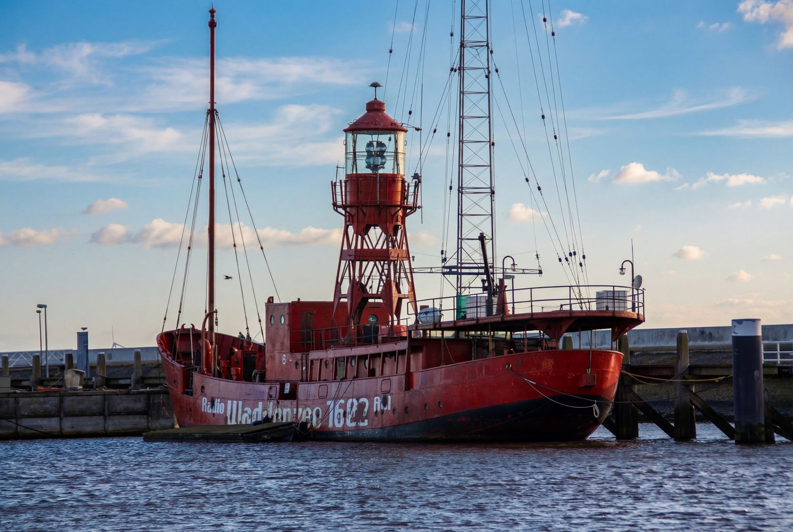 Rotes historisches Feuerschiff im Hafen von Harlingen
