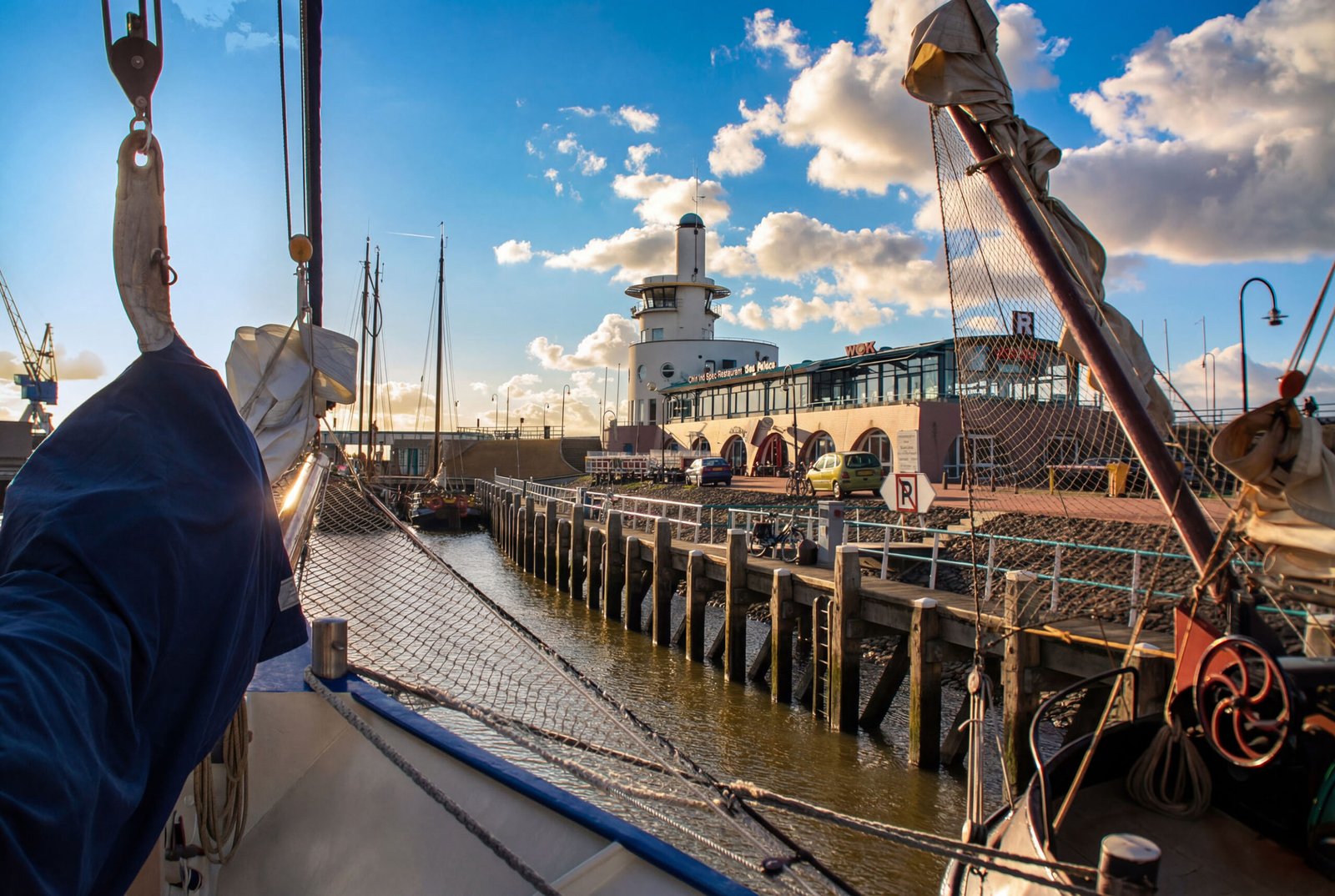 Segelschiff legt im Hafen von Harlingen an