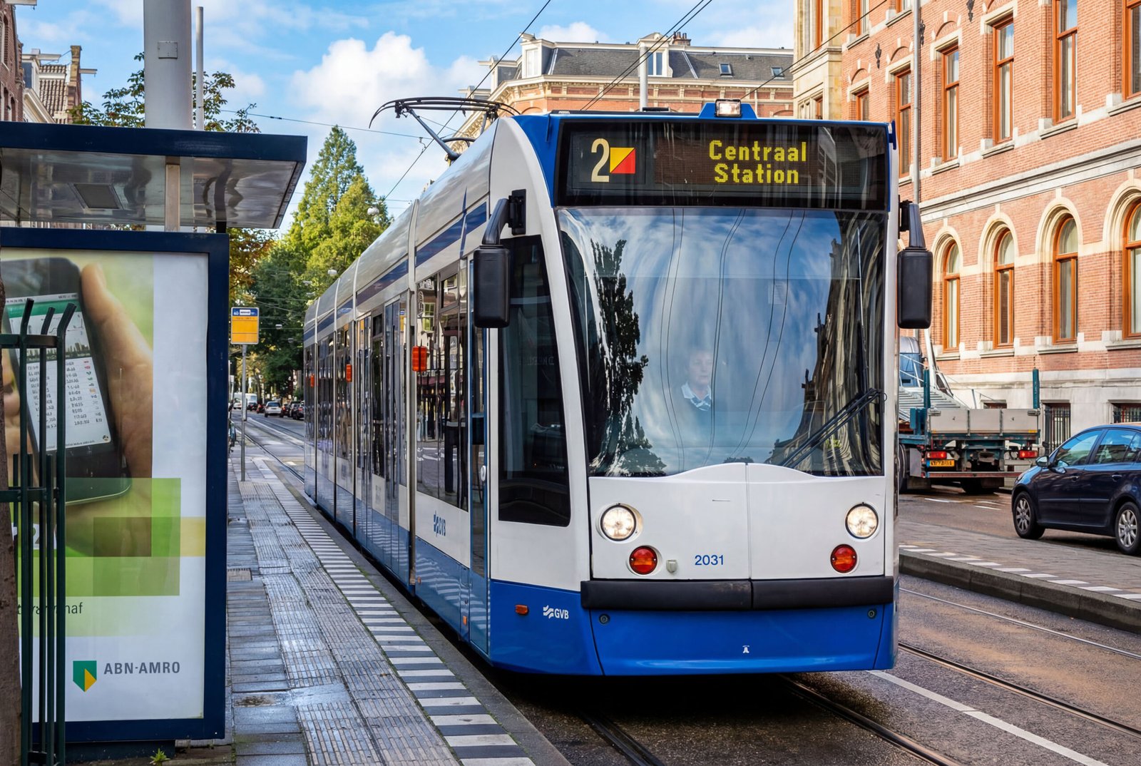 Tram in Amsterdam, Nahaufnahme an Haltestelle