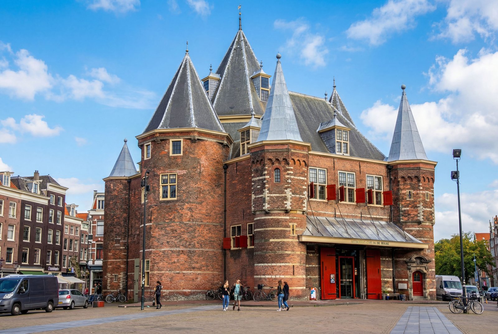 Café in de Waag in Amsterdam, Backsteingebäude mit Türmchen