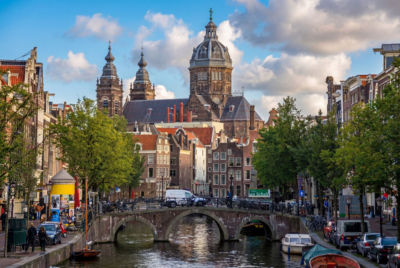 Brücke, Kirche und Gracht in Amsterdam
