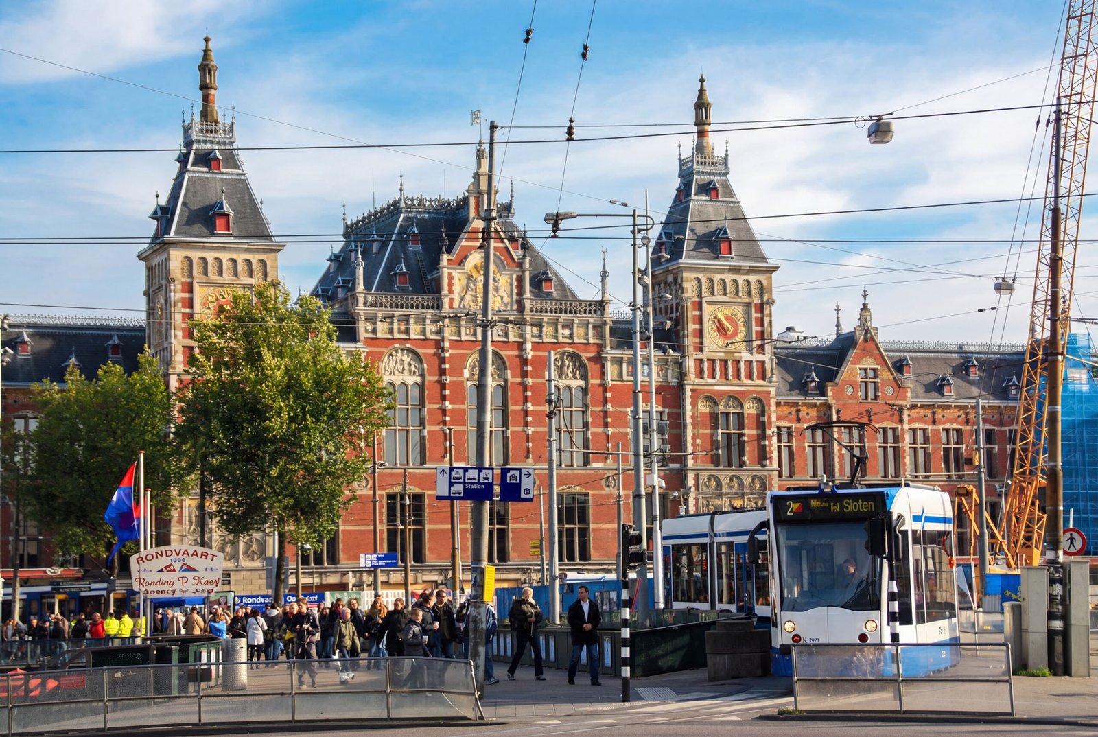 Der Bahnhof von Amsterdam mit Tram