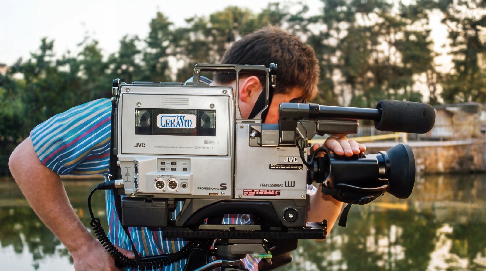 Kameramann mit Profikamera filmt am Kanal