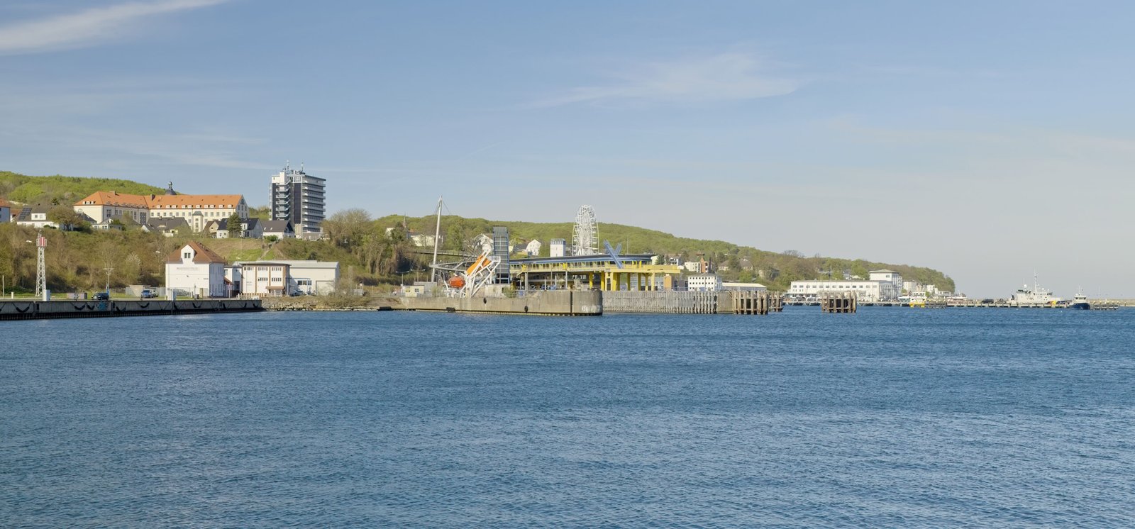Panoramablick auf den Hafen Sassnitz von Süden bei Sonnenschein.