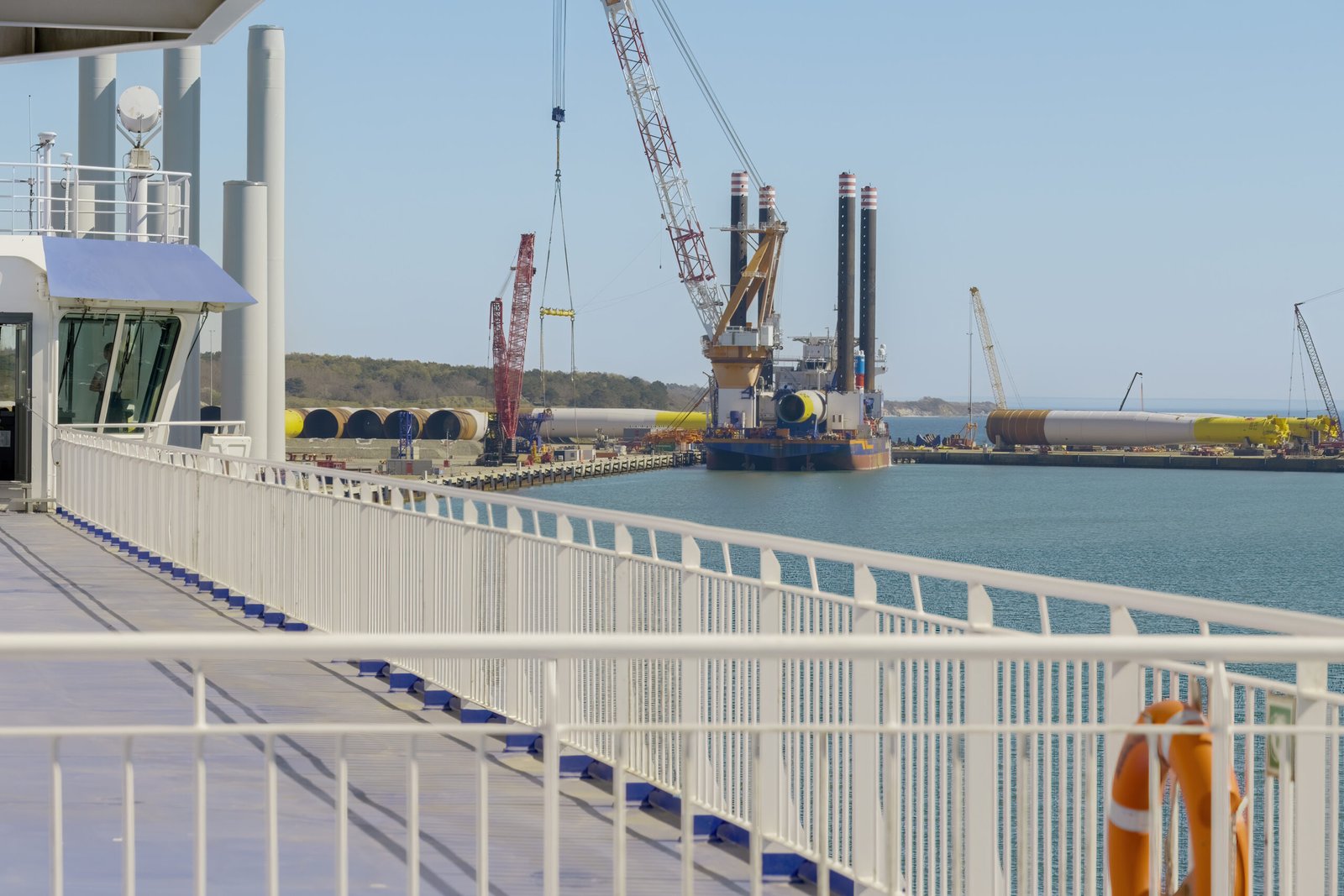 Windkraftanlagen im Hafen von Rønne