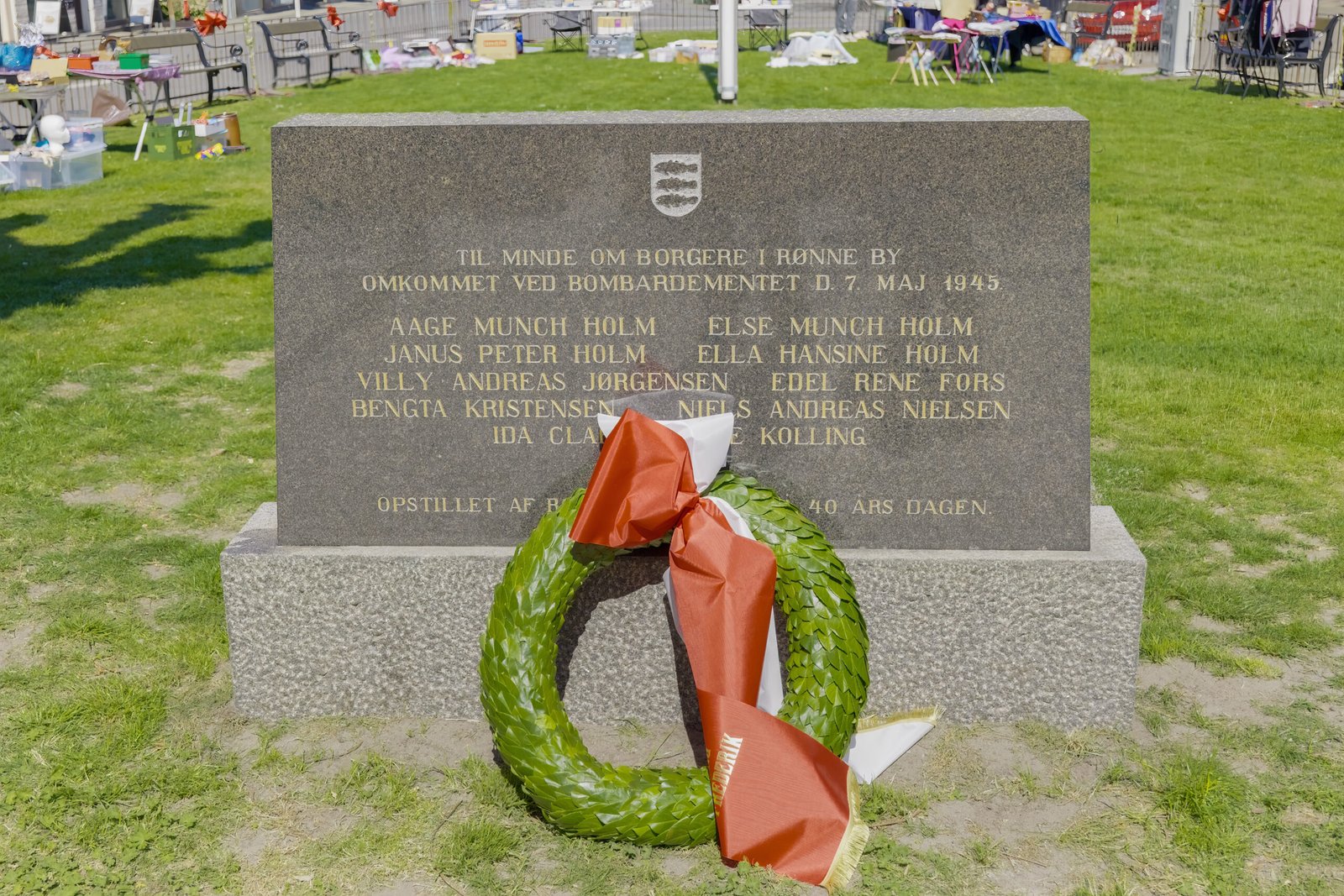 Kranzniederlegung an einem Kriegsdenkmal in Rønne