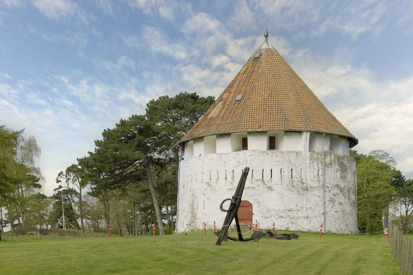 Alter runder Militärturm, weiß, auf dem Gelände des Militärmuseums.
