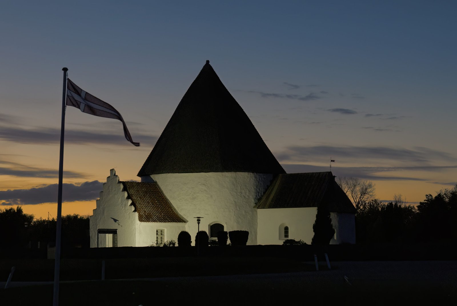 Nykirke in Nylars, weiße Rundkirche in der blauen Stunde