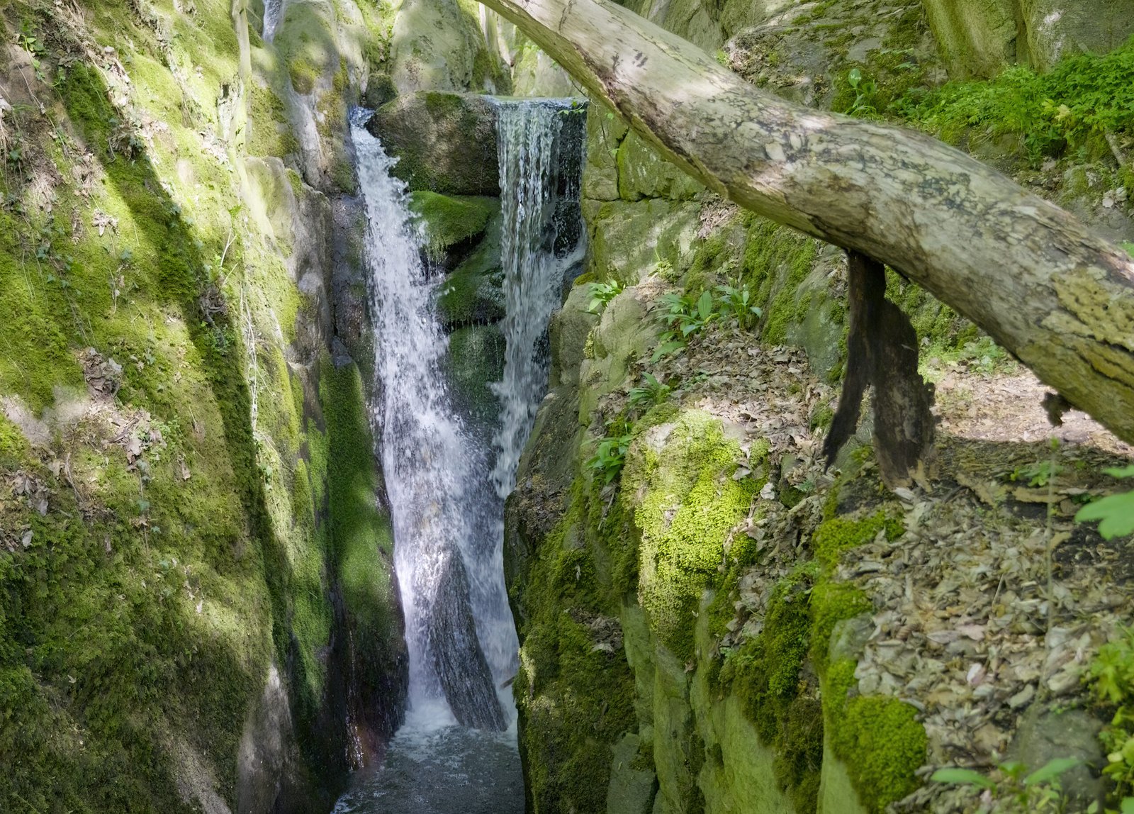 Ein Wasserfall im Spaltental des Flusses Kobbeå.