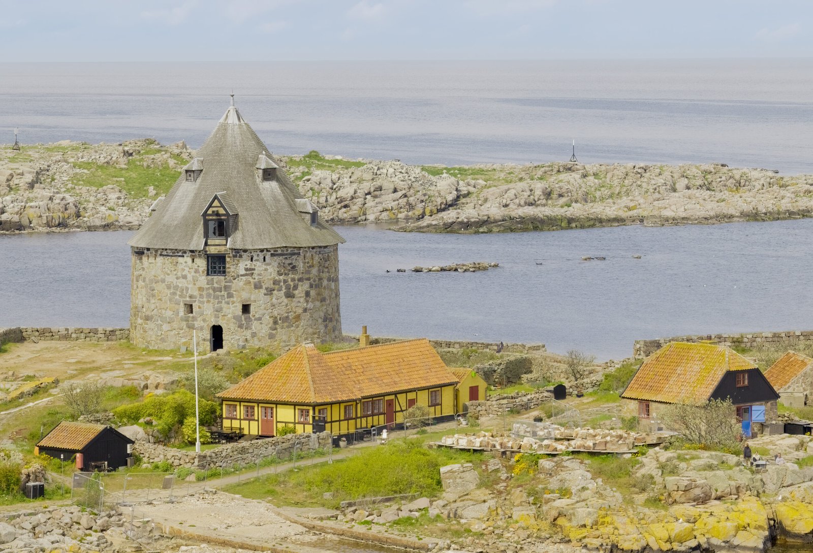 Blick auf Frederiksø und Græsholm. Im Vordergrund der Wehrturm.