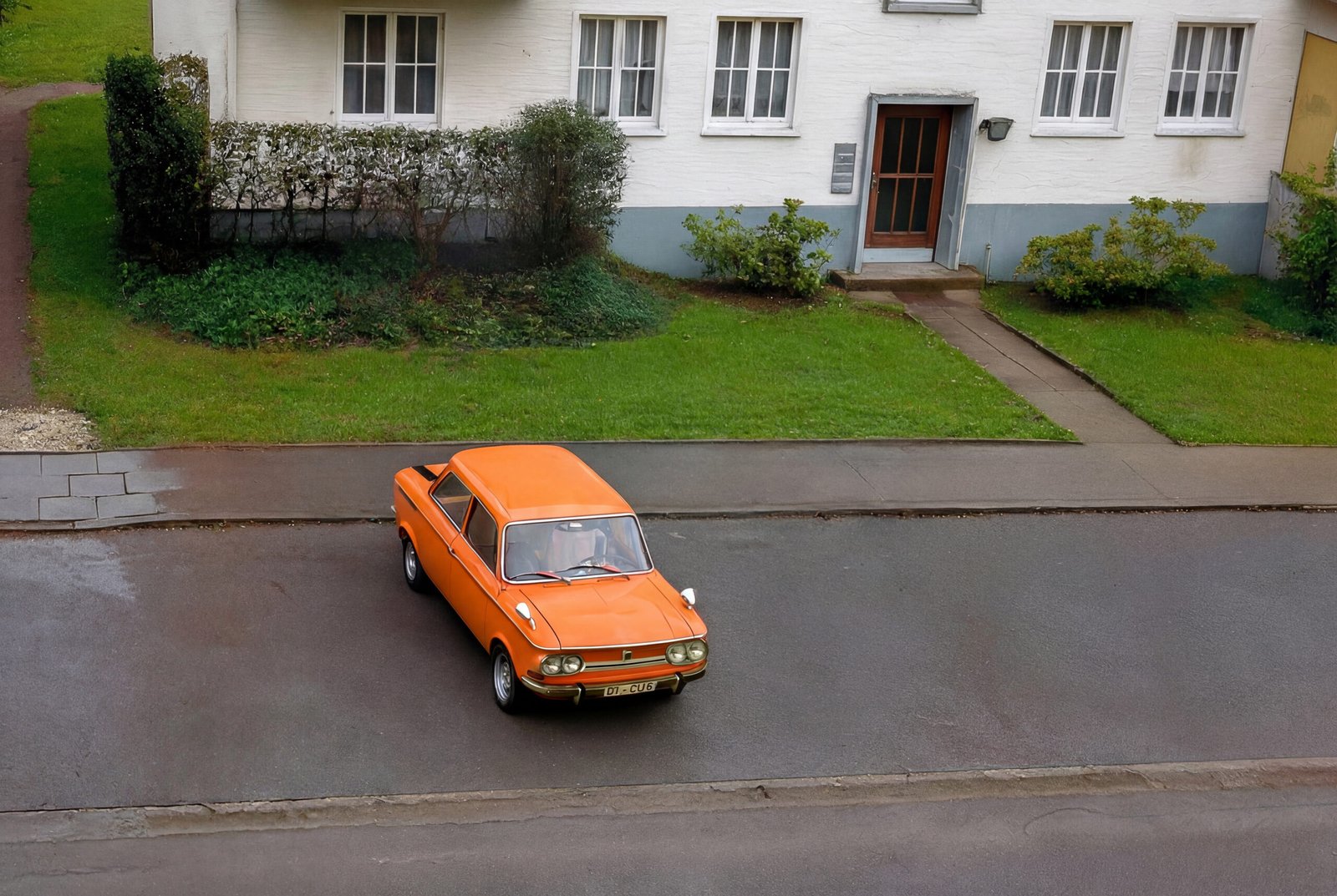 NSU TT, orange, vor einem Wohnhaus