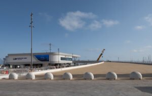 Moderne weiß Hafengebäude in Torrevieja