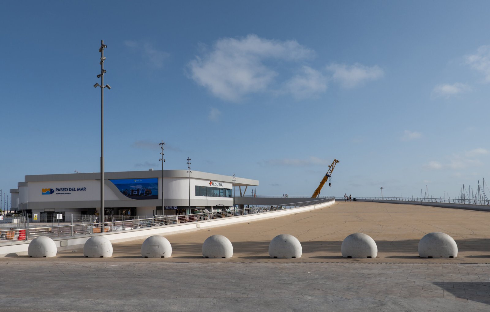 Moderne weiß Hafengebäude in Torrevieja