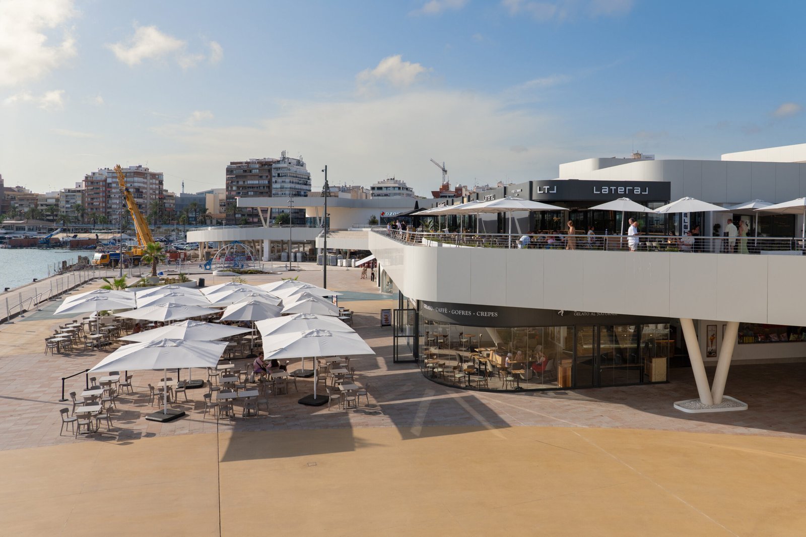 Blick von Terrasse auf den Hanfen Torrevieja und davorliegendes Restaurant
