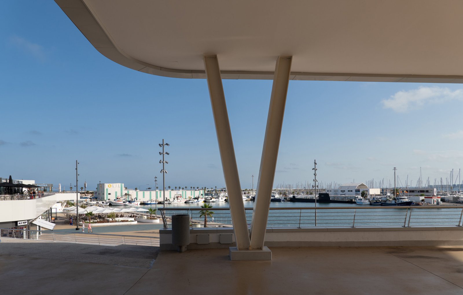 Vordach mit schrägen Säulen und Blick auf den Fischereihafen Torrevieja