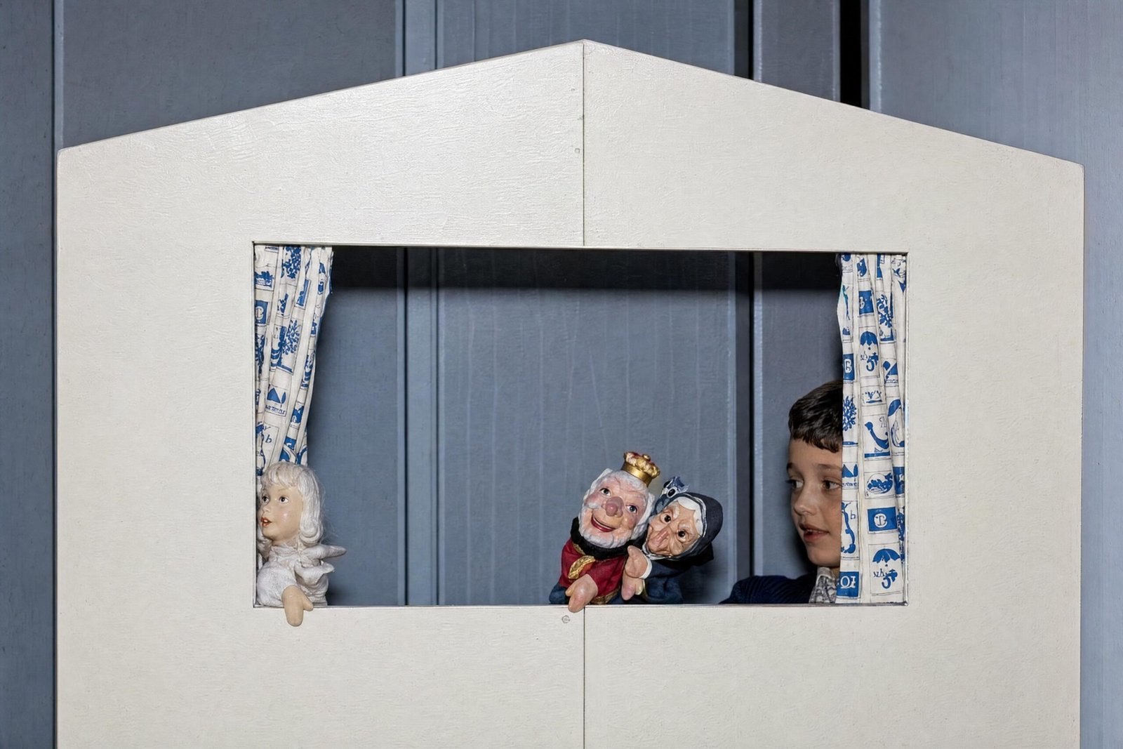 Werner Wilmes leitet sein Kasperle-Theater und spielt mit Figuren